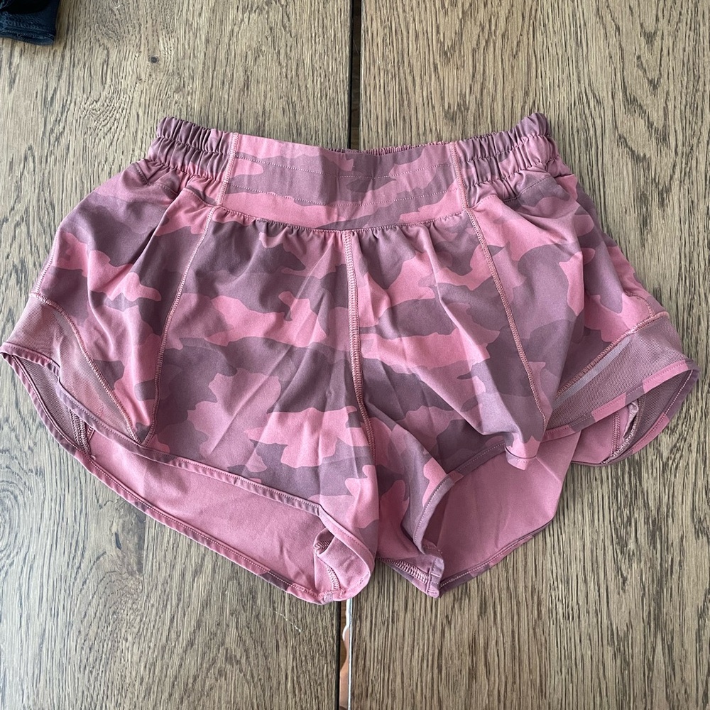 Lululemon Hotty Hot Shorts Low-Rise Lined Shorts 2.5”